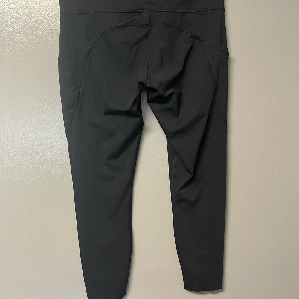 Lululemon Classic Solid Black Cropped Leggings Si… - image 4